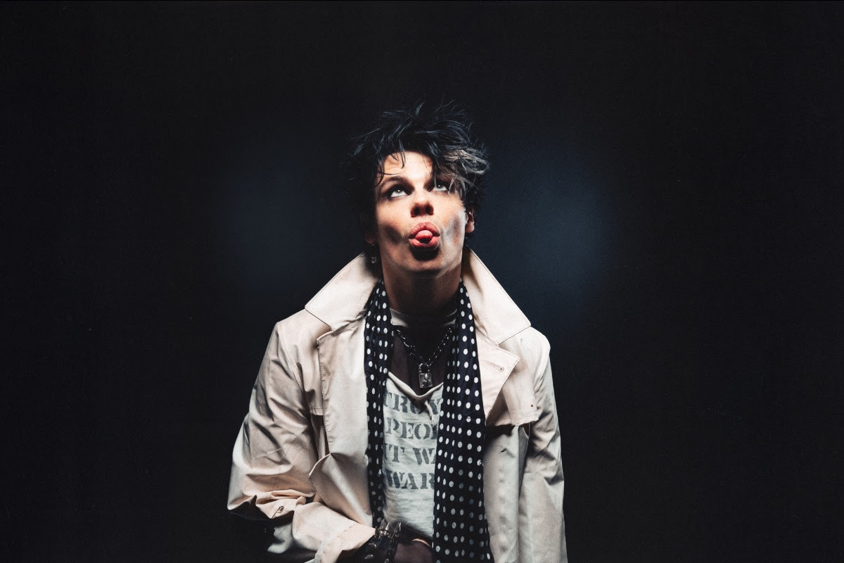 photo of yungblud sticking out their tongue.